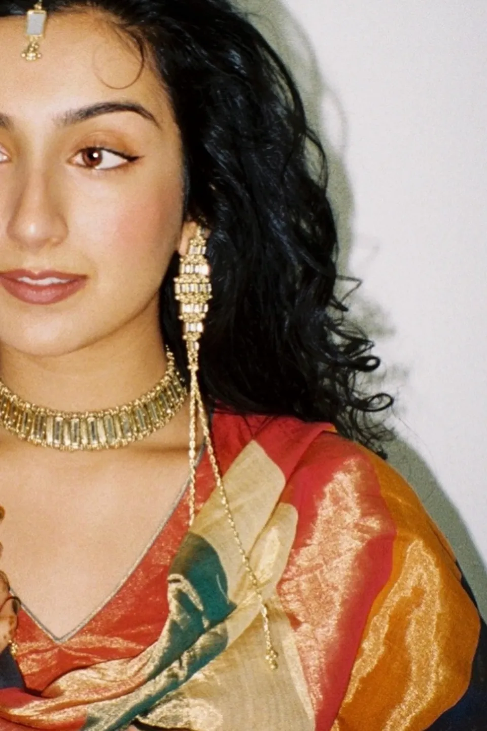 House of Tuhina Falak orecchini lunghi oro specchio