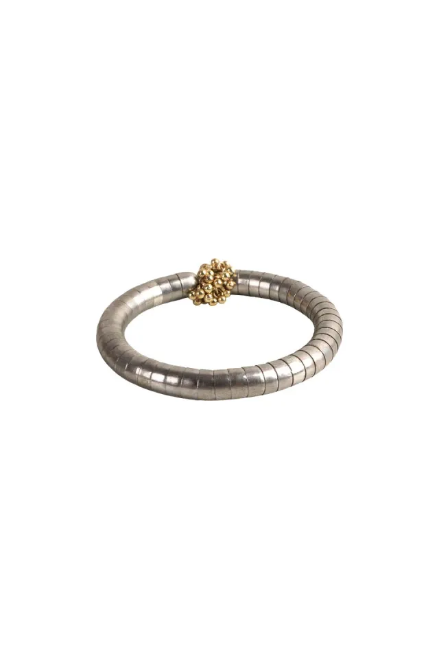 House of Tuhina Ananta bangle rigido cardamomo argento