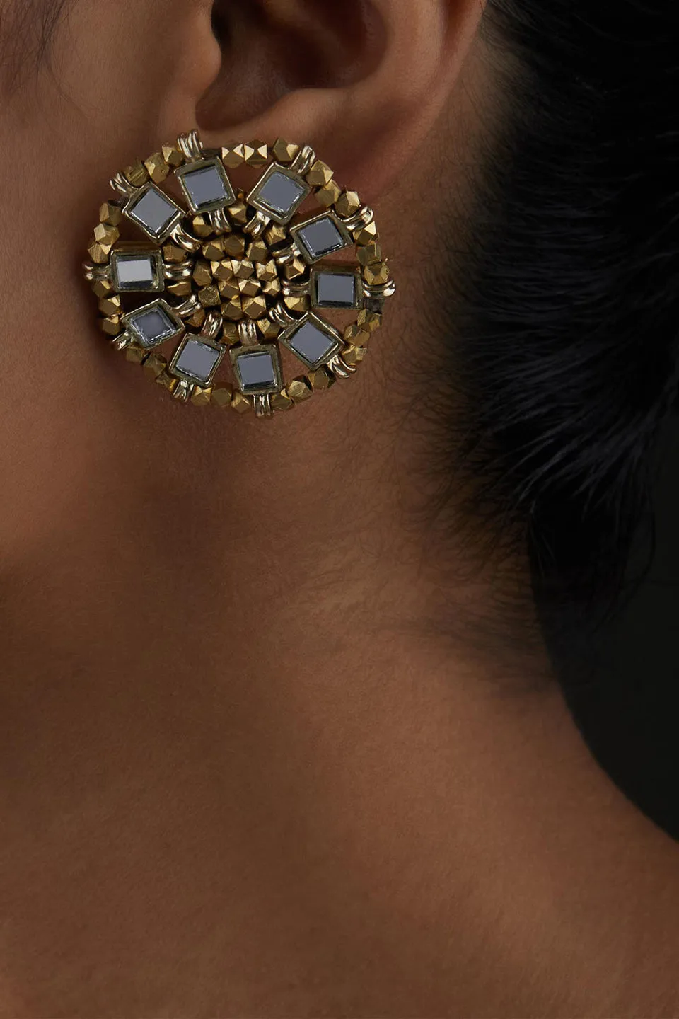 House of Tuhina Saar orecchini perline oro specchio