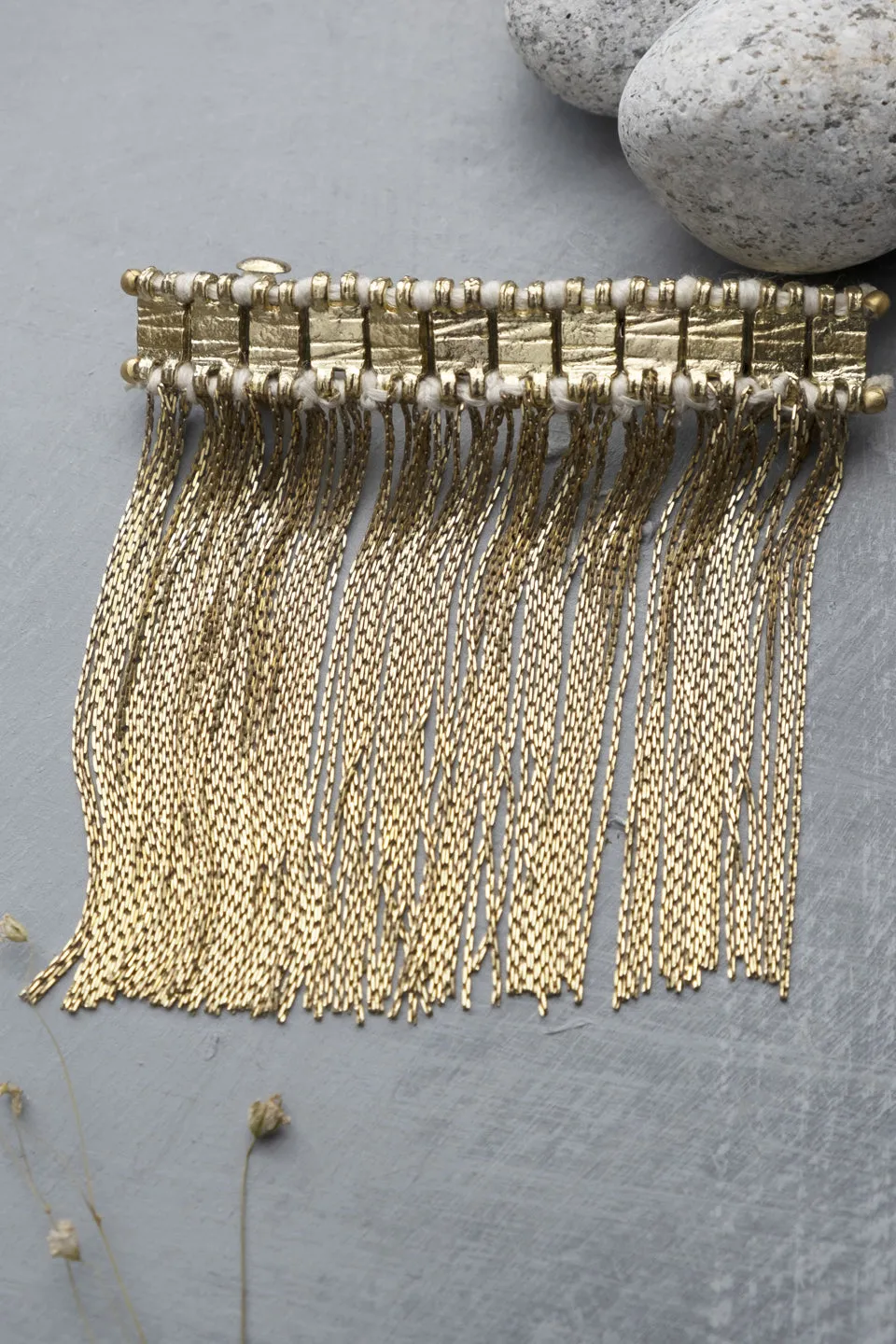 House of Tuhina Zia Fringes fermaglio capelli grigio argento