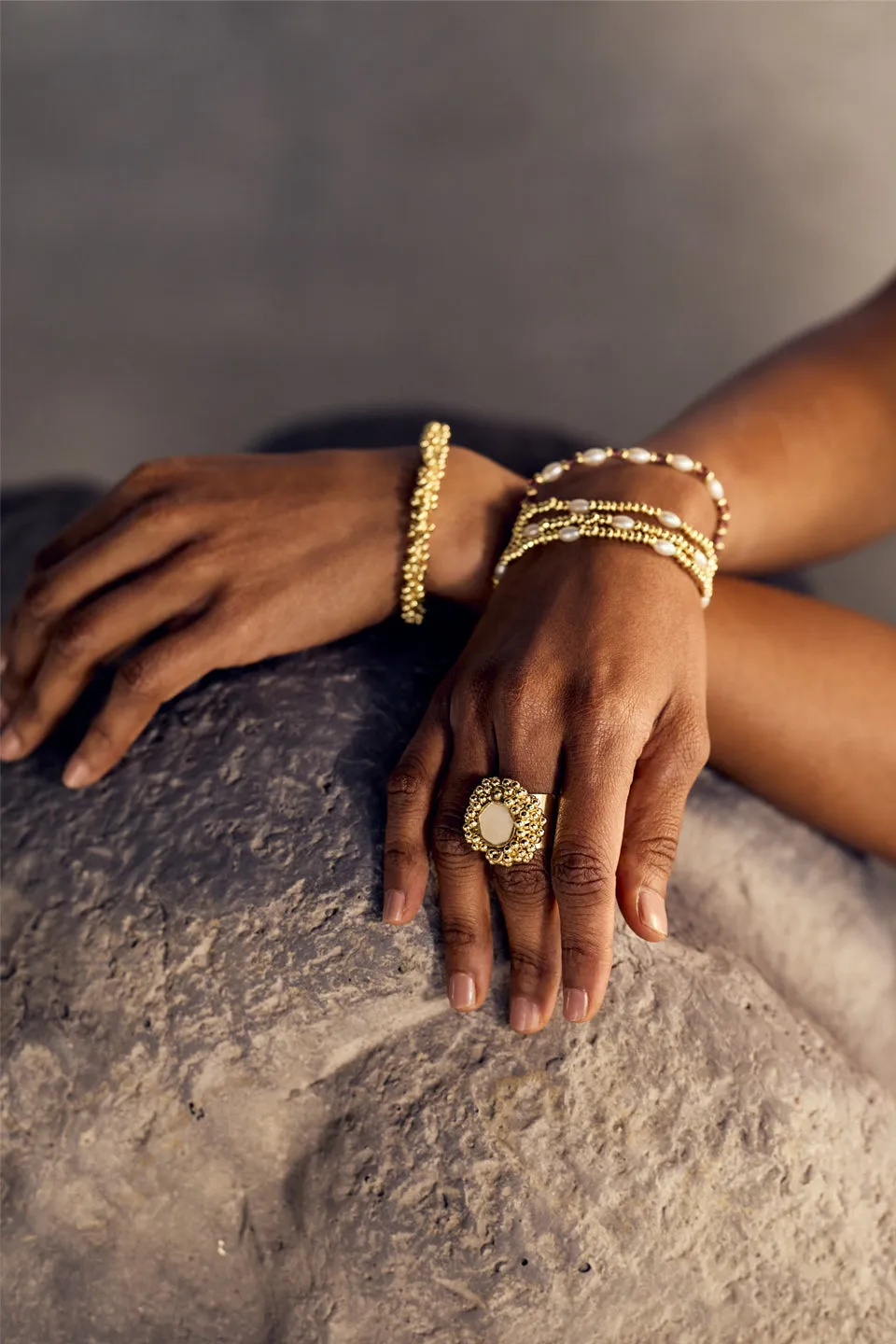 House of Tuhina Moon Gold MG26 Look1 bracciale perline oro fatto a mano
