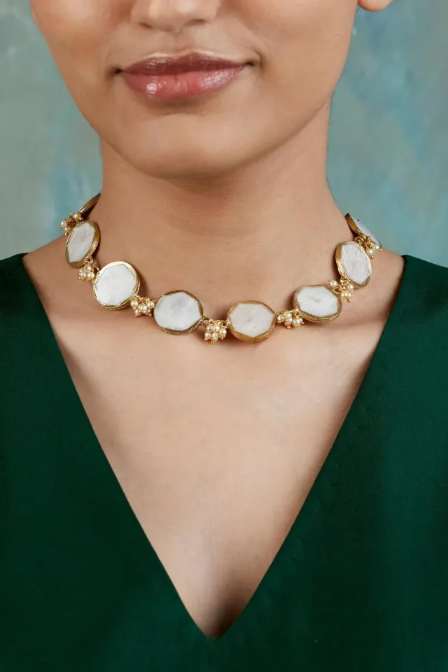 House of Tuhina Dirty White Round girocollo smalto bianco
