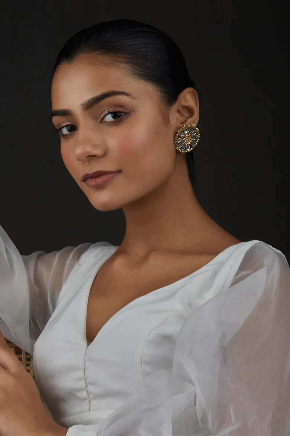 House of Tuhina Saar orecchini perline oro specchio