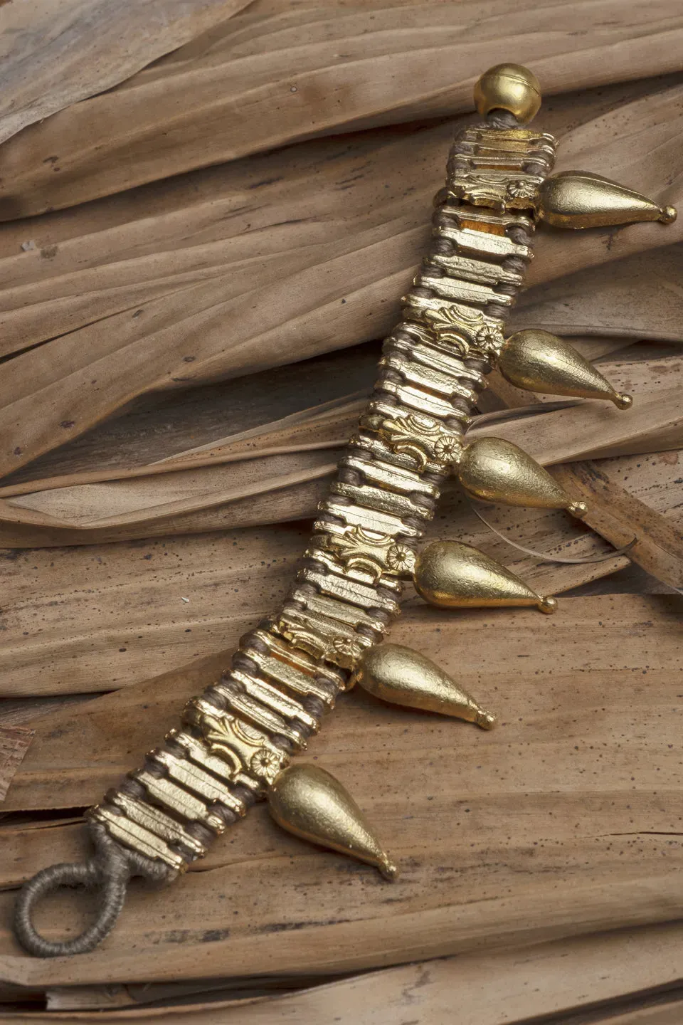House of Tuhina Lotus Leaf Single bracciale fatto a mano