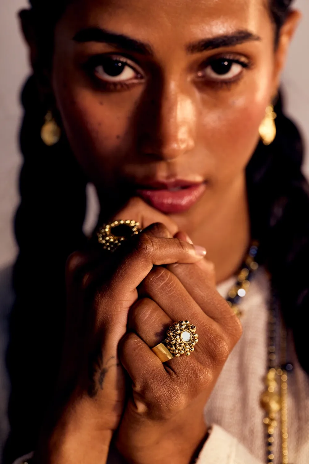 House of Tuhina Sargun anello dorato fatto a mano