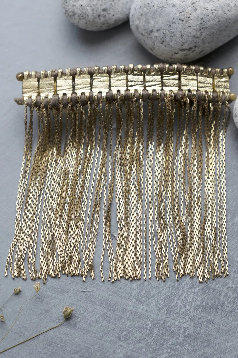 House of Tuhina Zia Fringes fermaglio capelli grigio argento