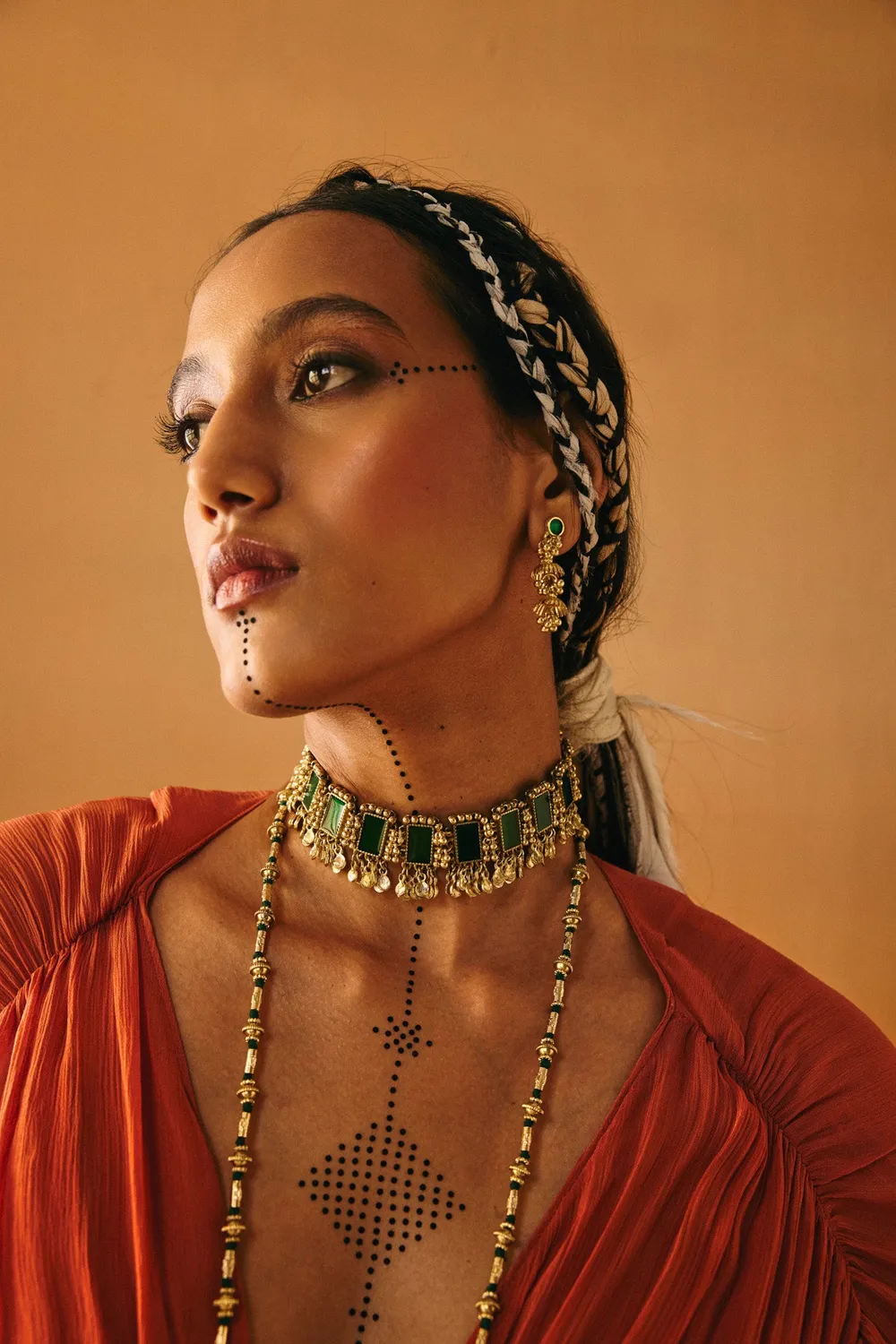 House of Tuhina Mandira collana bordeaux verde vetro Trajva