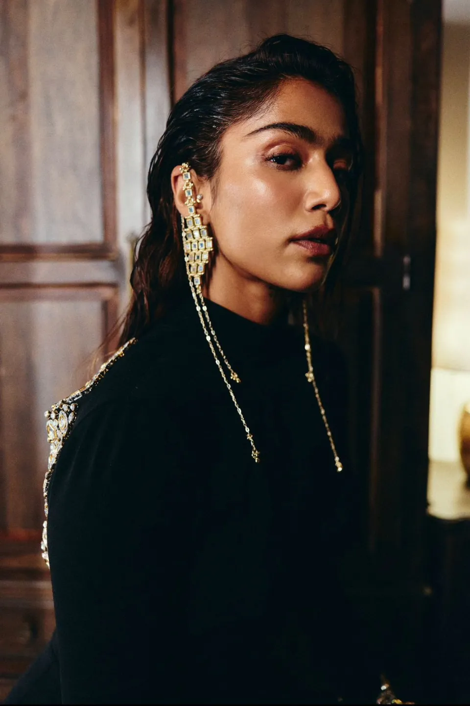 House of Tuhina Falak orecchini lunghi oro specchio