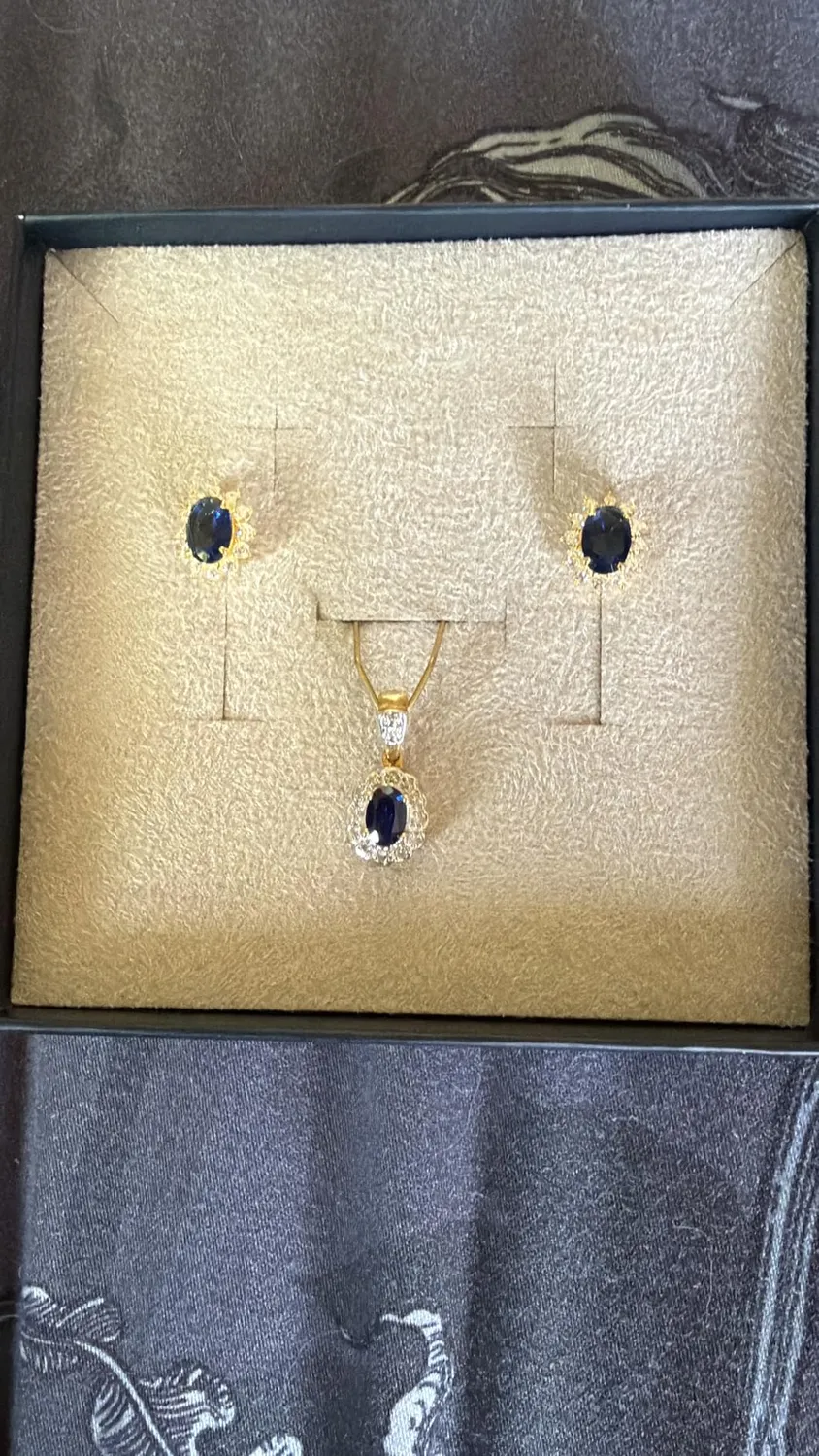 Diamond Treats Ovale Halo Fiore orecchini oro-blu pietra blu