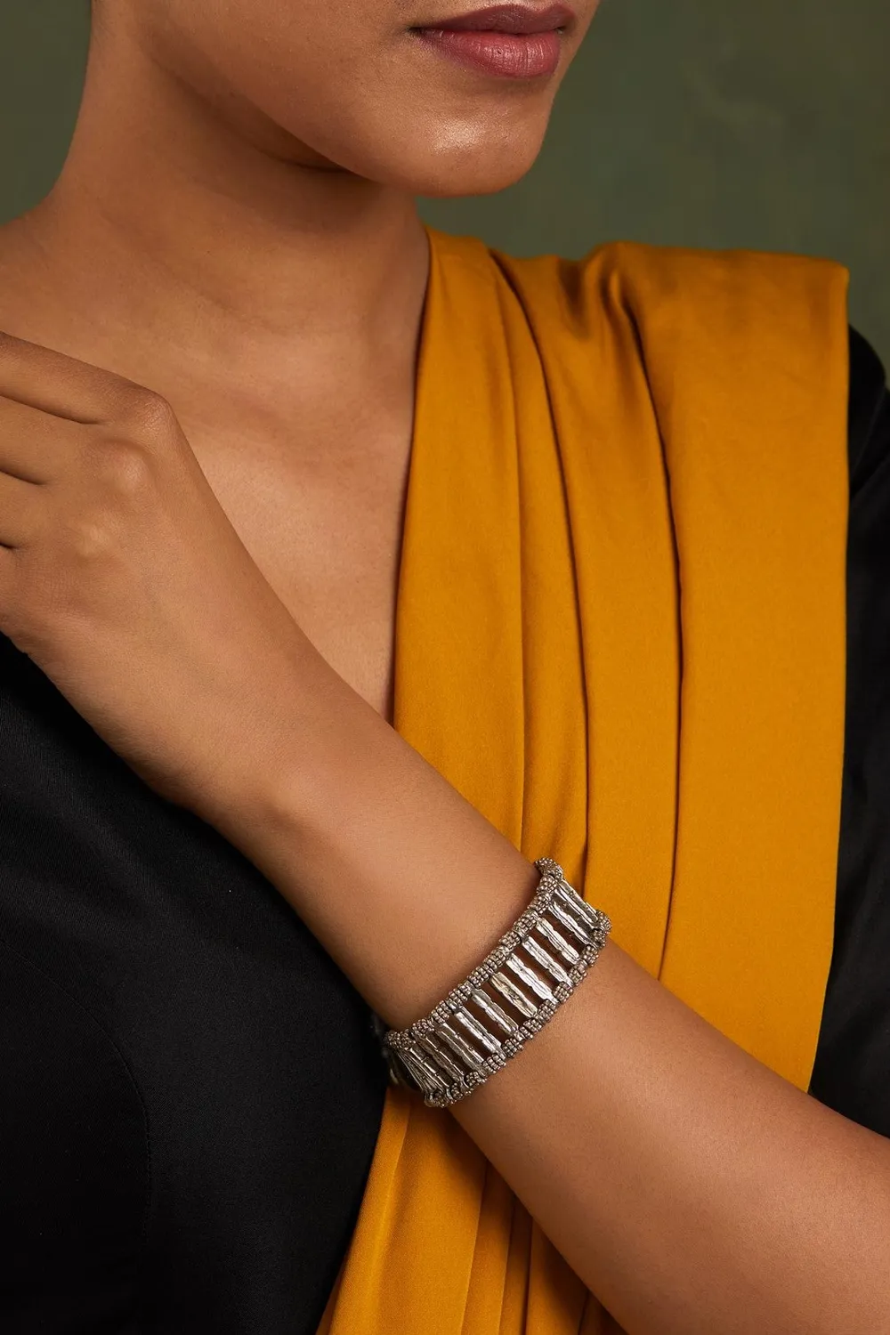 House of Tuhina Qabeela bracciale oro fatto a mano