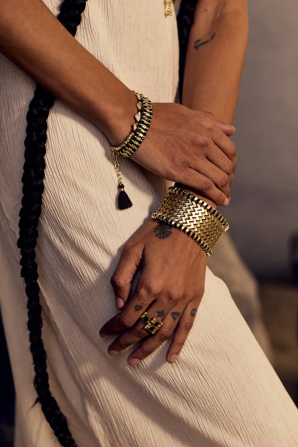 House of Tuhina Lahar Moon Gold bracciale oro fatto mano