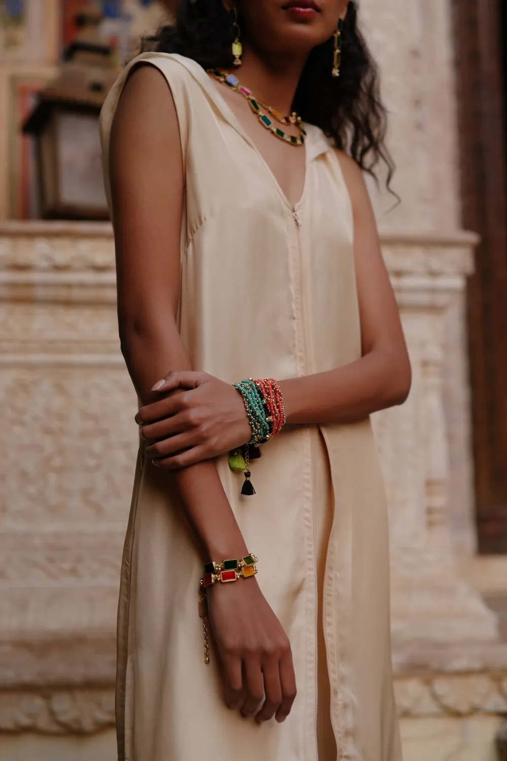 House of Tuhina Ruhani bracciale blu grigio fatto a mano
