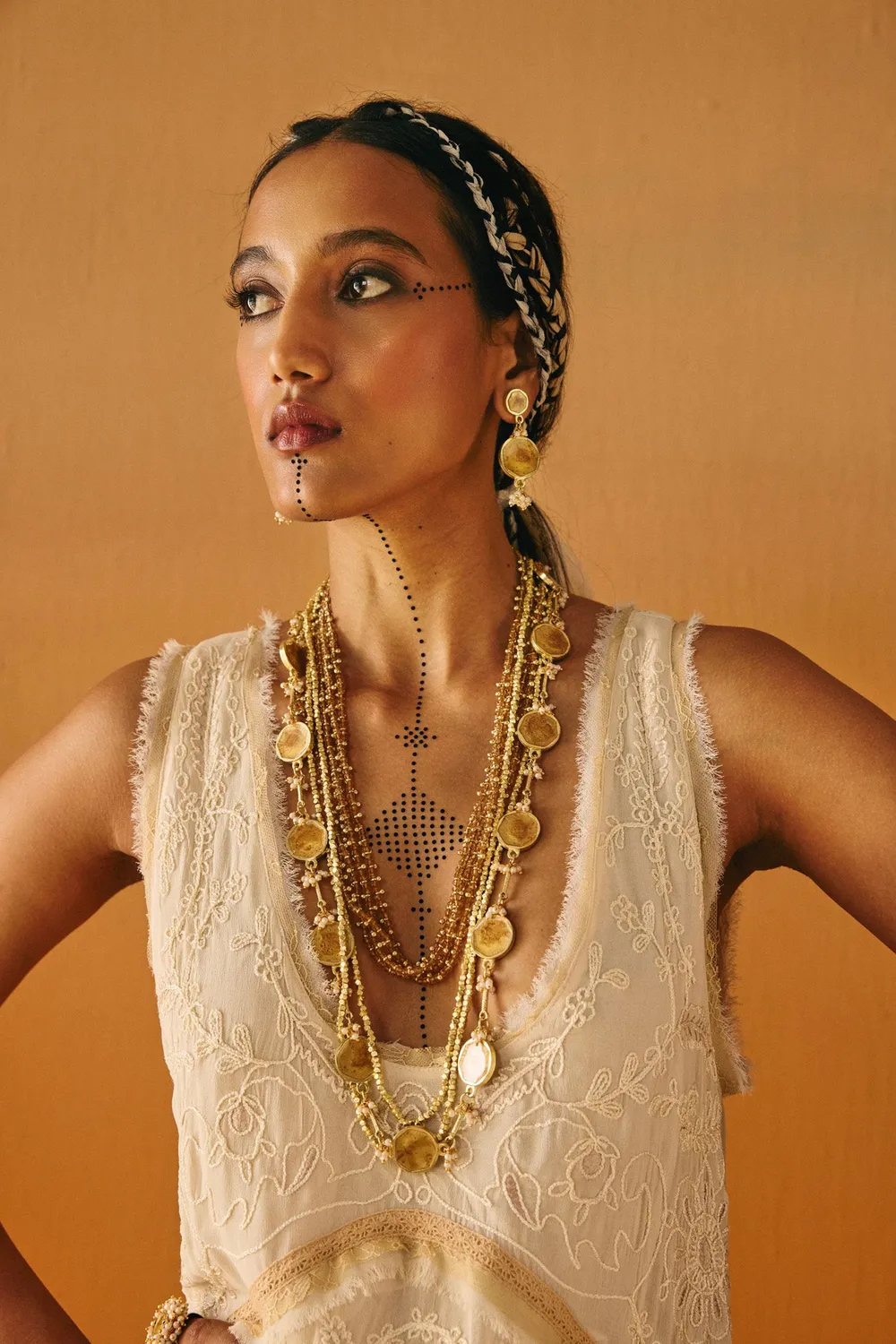 House of Tuhina Trajva Enamel Multi-Row Pearl collana smalto