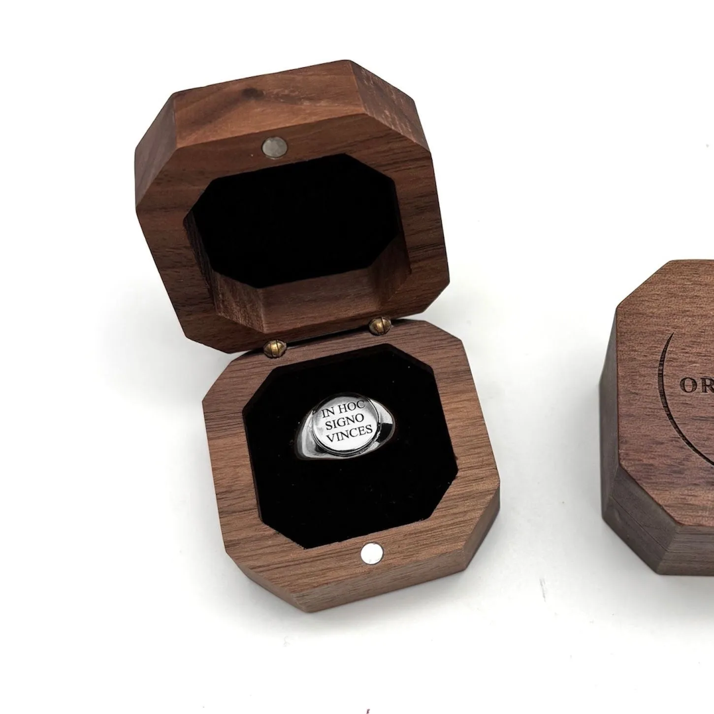 Ornamenta In Hoc Signo Vinces anello chevalier acciaio oro