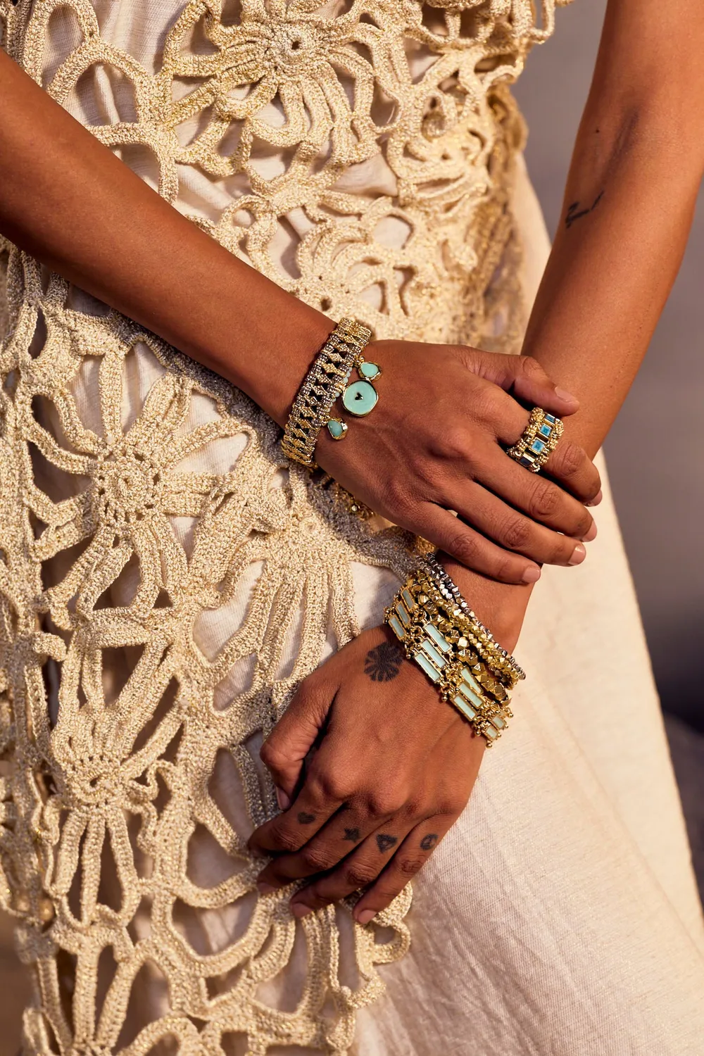 House of Tuhina Ridhima bracciale smaltato Moon Gold