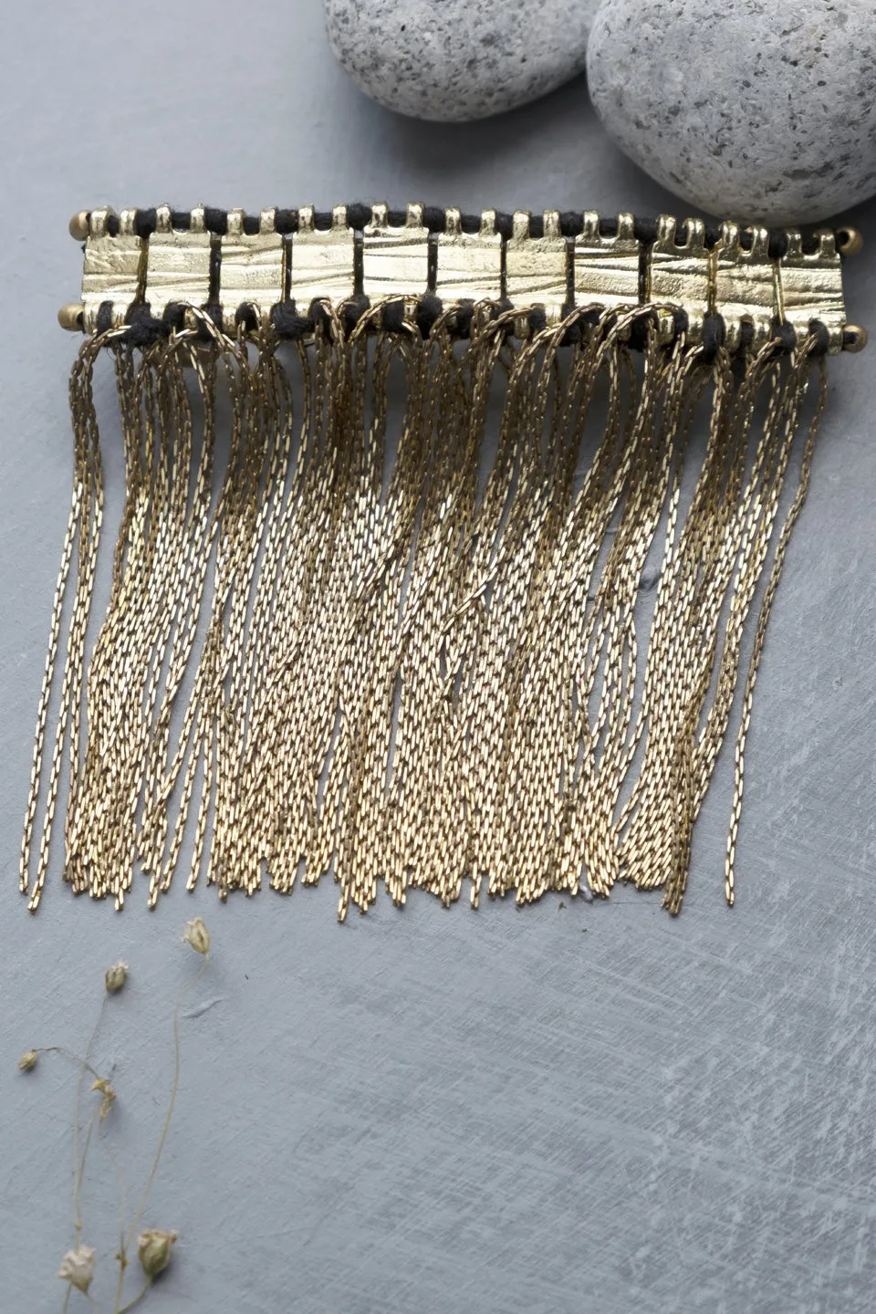 House of Tuhina Zia Fringes fermaglio capelli grigio argento