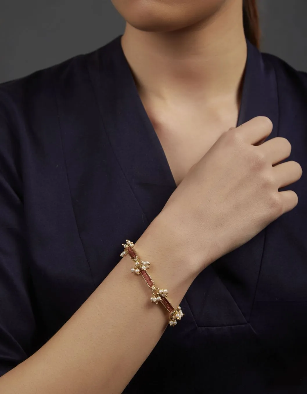 House of Tuhina Enamel Pearl bracciale smalto perla
