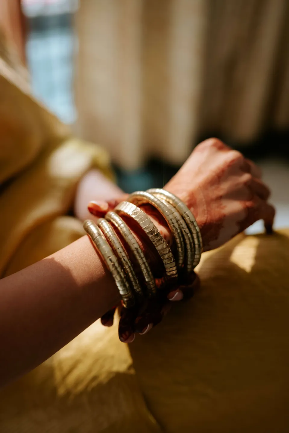House of Tuhina Ahirani bracciale rigido oro