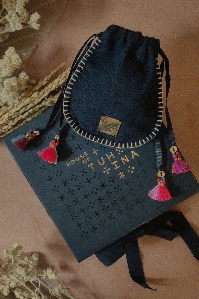 House of Tuhina Rabari pochette portagioie regalo
