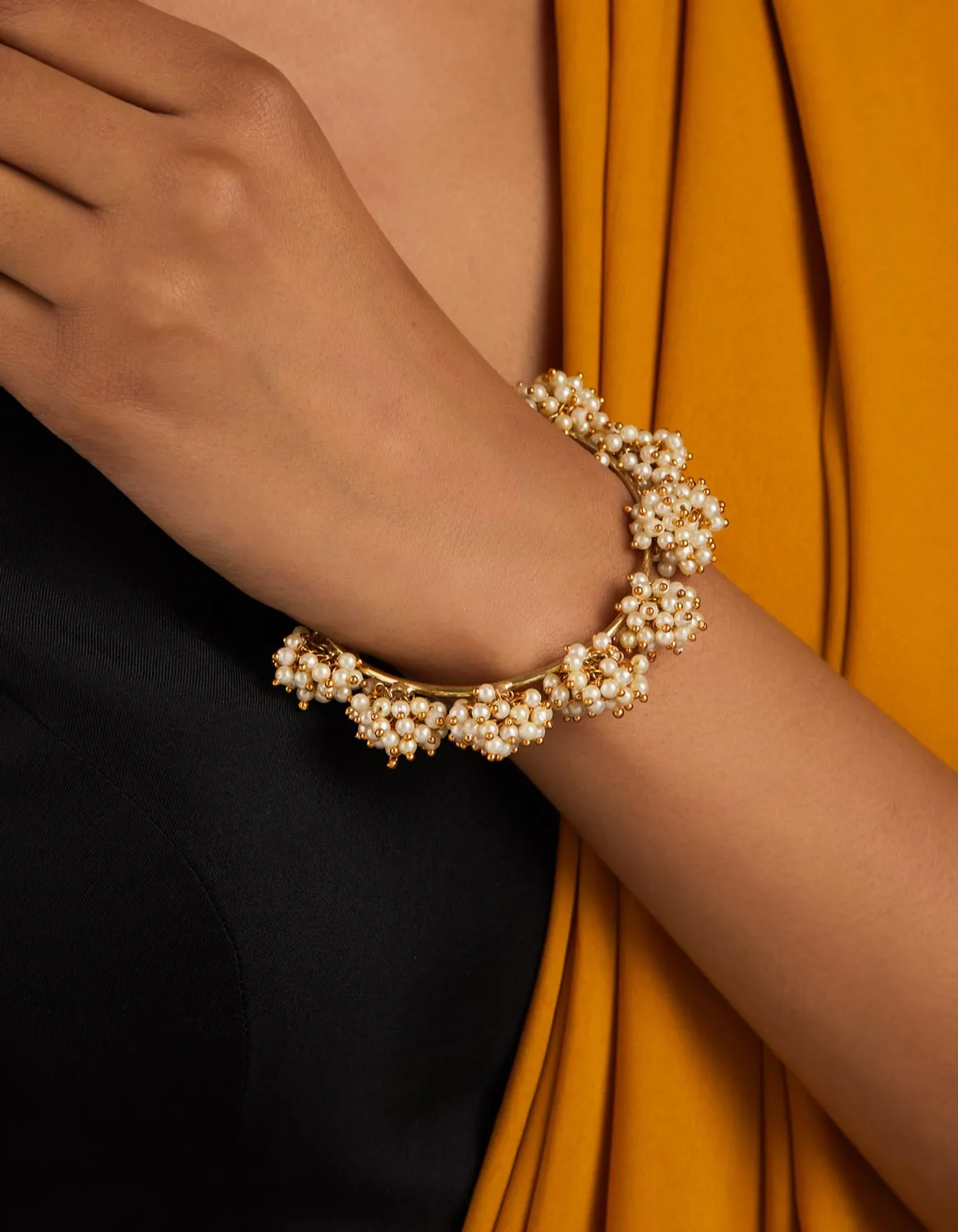 House of Tuhina Pearl Cluster Bangle bracciale perle oro