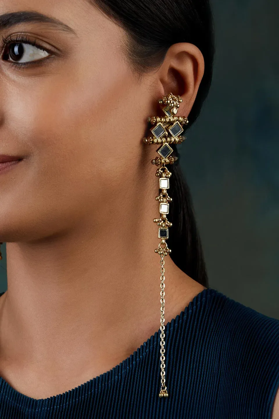 House of Tuhina Mumtaz orecchini Mirror Gold con catenella