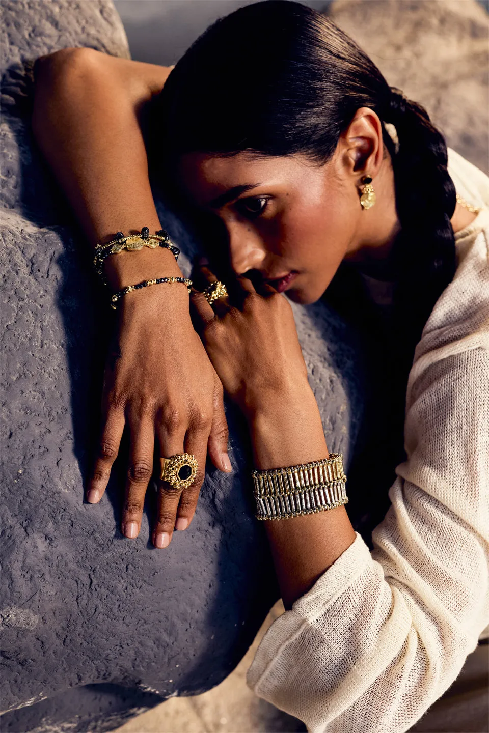 House of Tuhina Ayra bracciale nero smalto oro