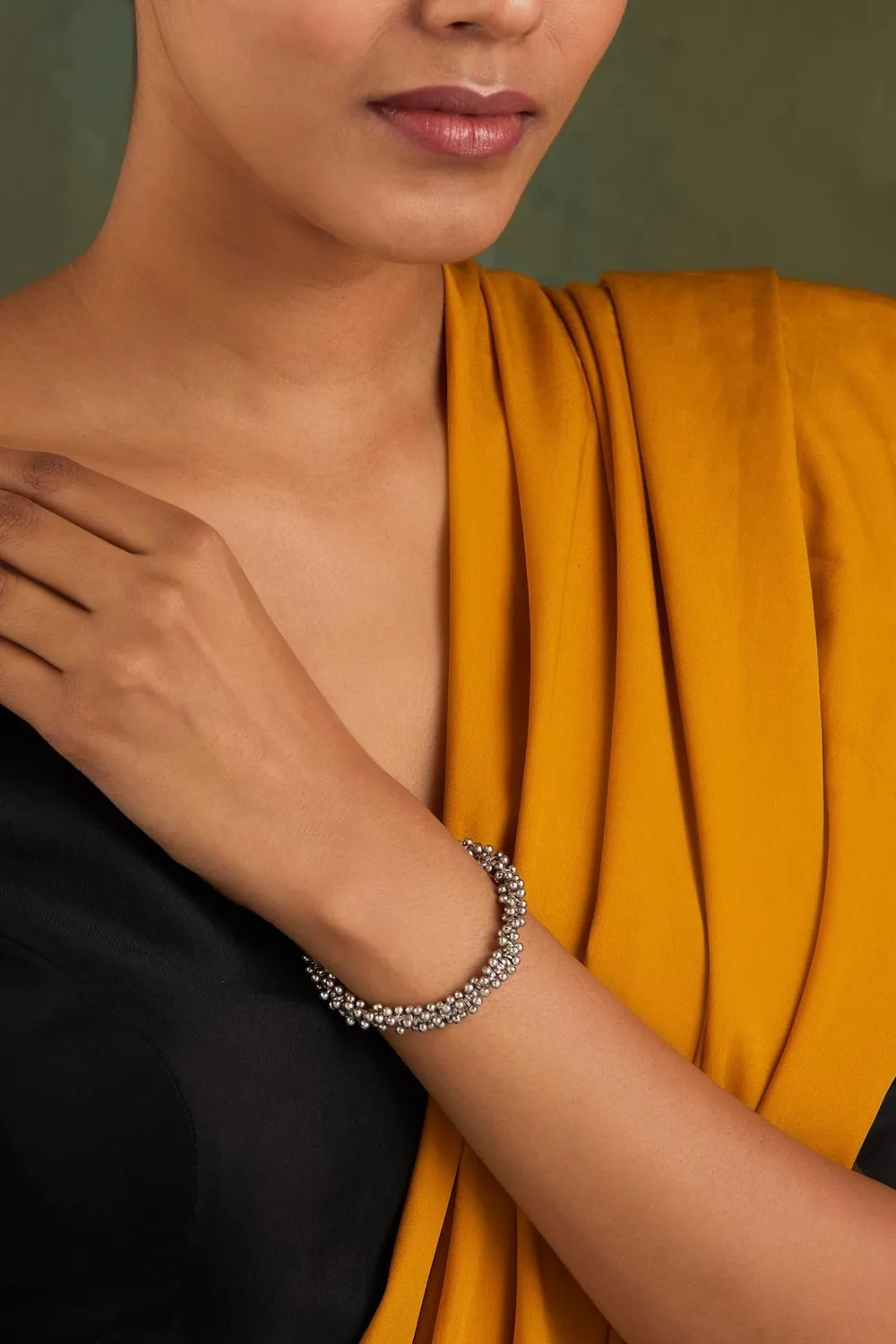 House of Tuhina Moon Gold MG26 Look1 bracciale perline oro fatto a mano