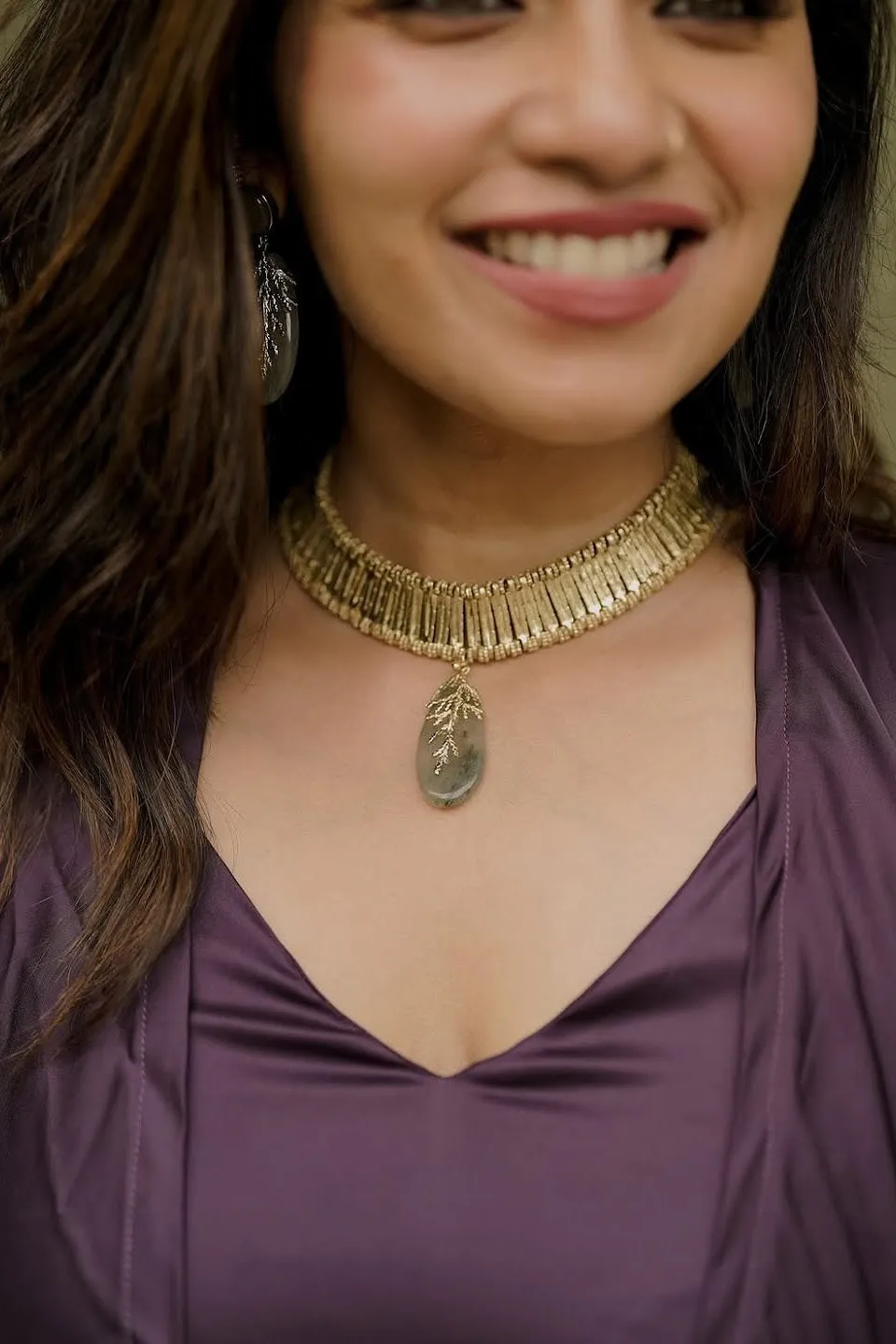 House of Tuhina Leaf Stone Qabeela choker grigio argento