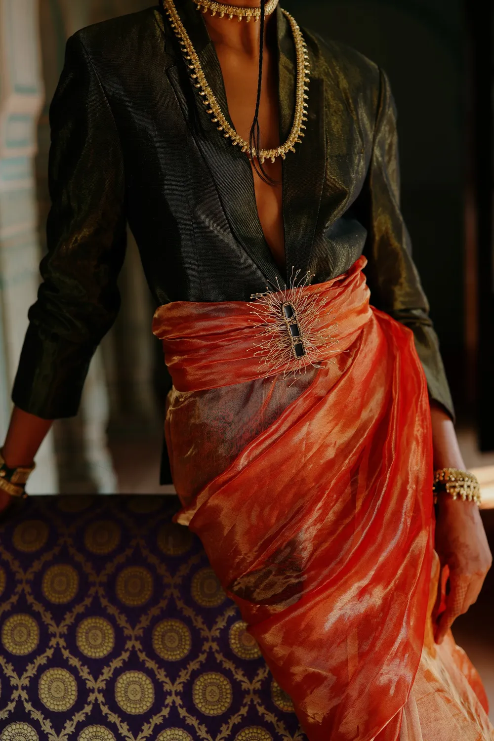 House of Tuhina Coral spilla nero Baisa Gold