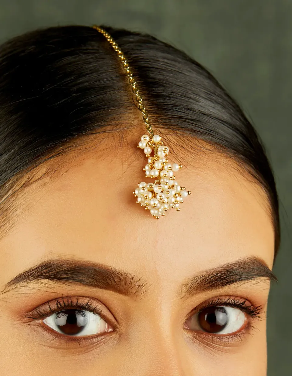 House of Tuhina Jhoomer Pearl maangtikka oro perla