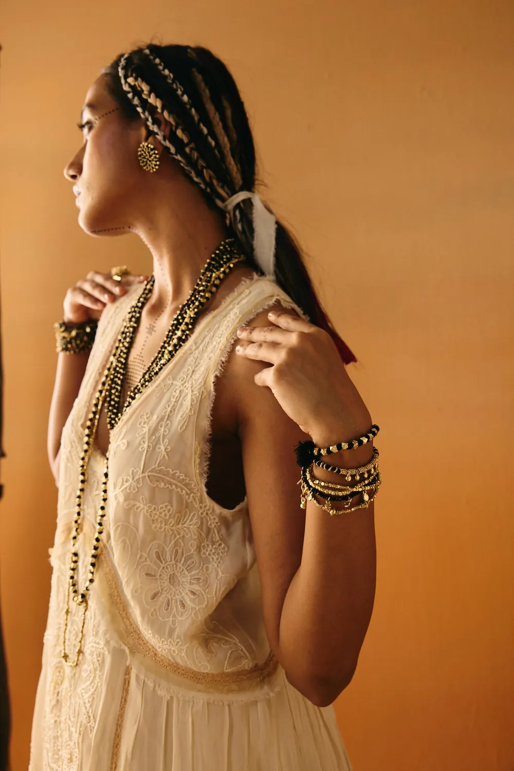 House of Tuhina Gamini bracciale lilla oro sole fatto a mano