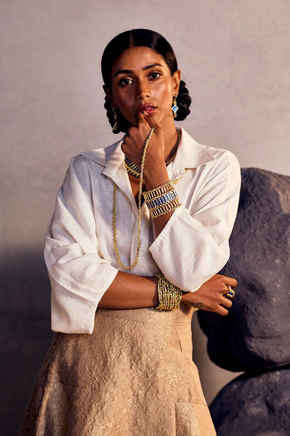 House of Tuhina Navya orecchini Moon Gold leggeri fatti a mano
