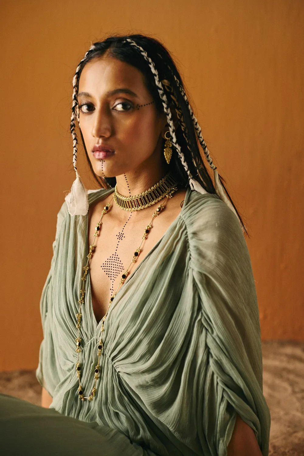 House of Tuhina Neerja collana bordeaux fatta a mano