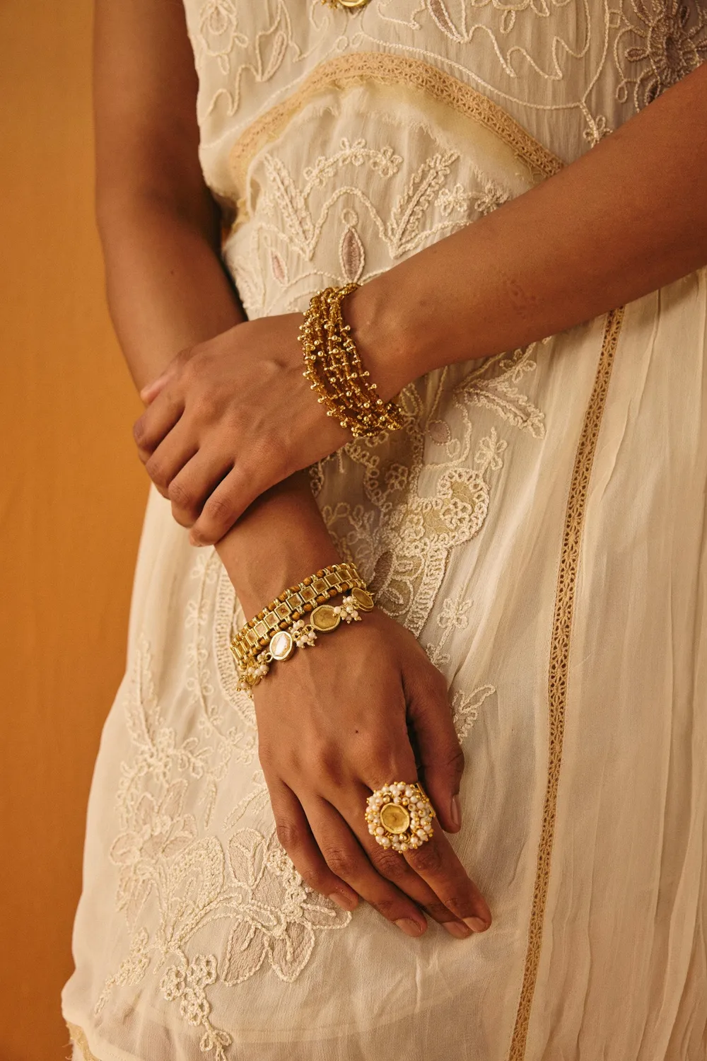 House of Tuhina Lariya bracciale smaltato rotondo