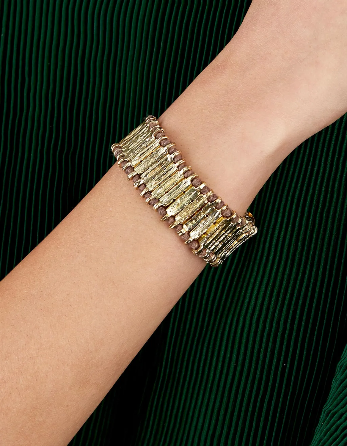 House of Tuhina Nabila 3 Stone bracciale pietre corallo