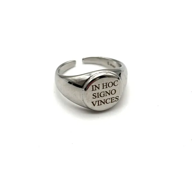 Ornamenta In Hoc Signo Vinces anello chevalier acciaio oro