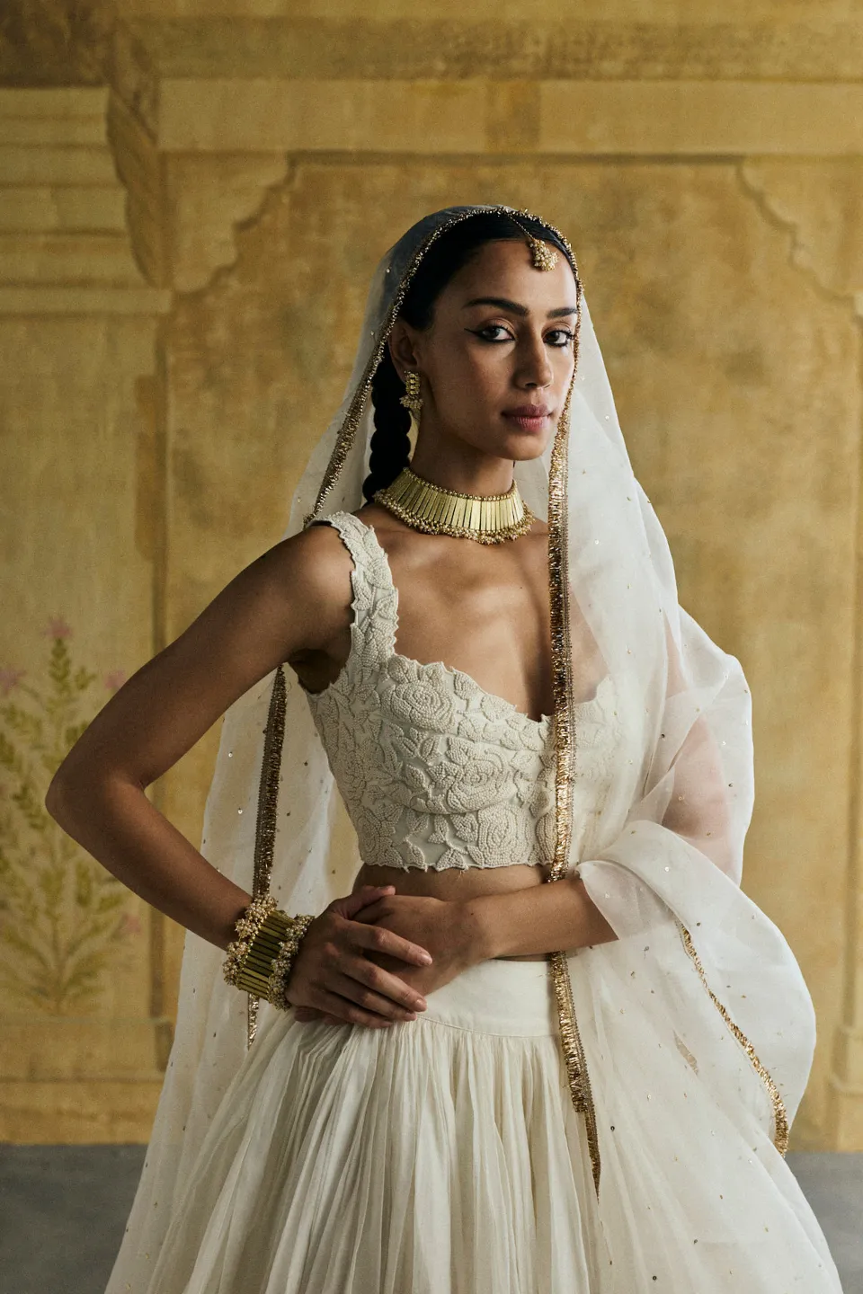 House of Tuhina Look 2 set 5 gioielli oro coordinati