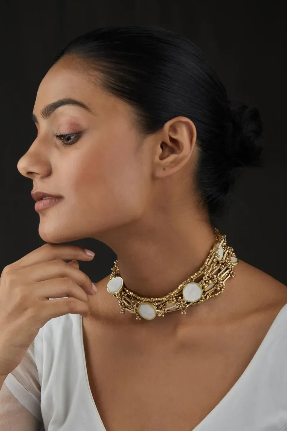 House of Tuhina Prachi Desai choker perline smalto multiriga