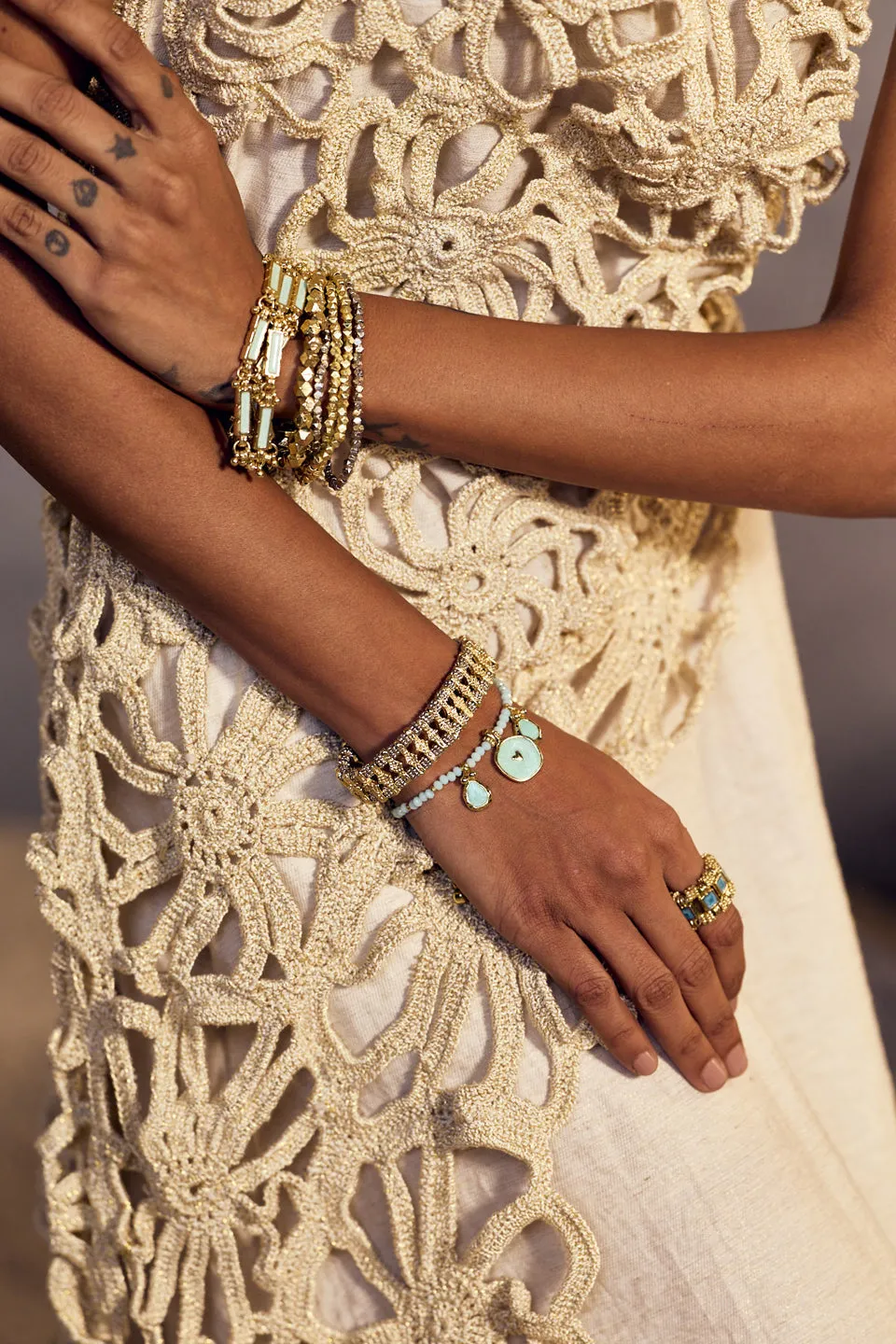 House of Tuhina Hema bracciale oro luna fatto a mano