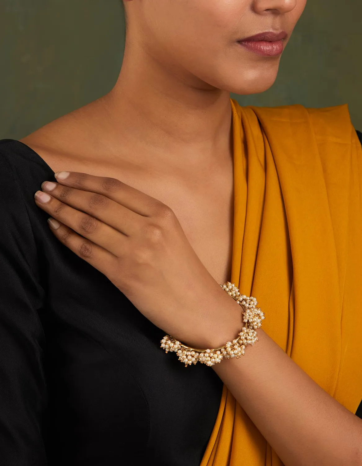 House of Tuhina Pearl Cluster Bangle bracciale perle oro
