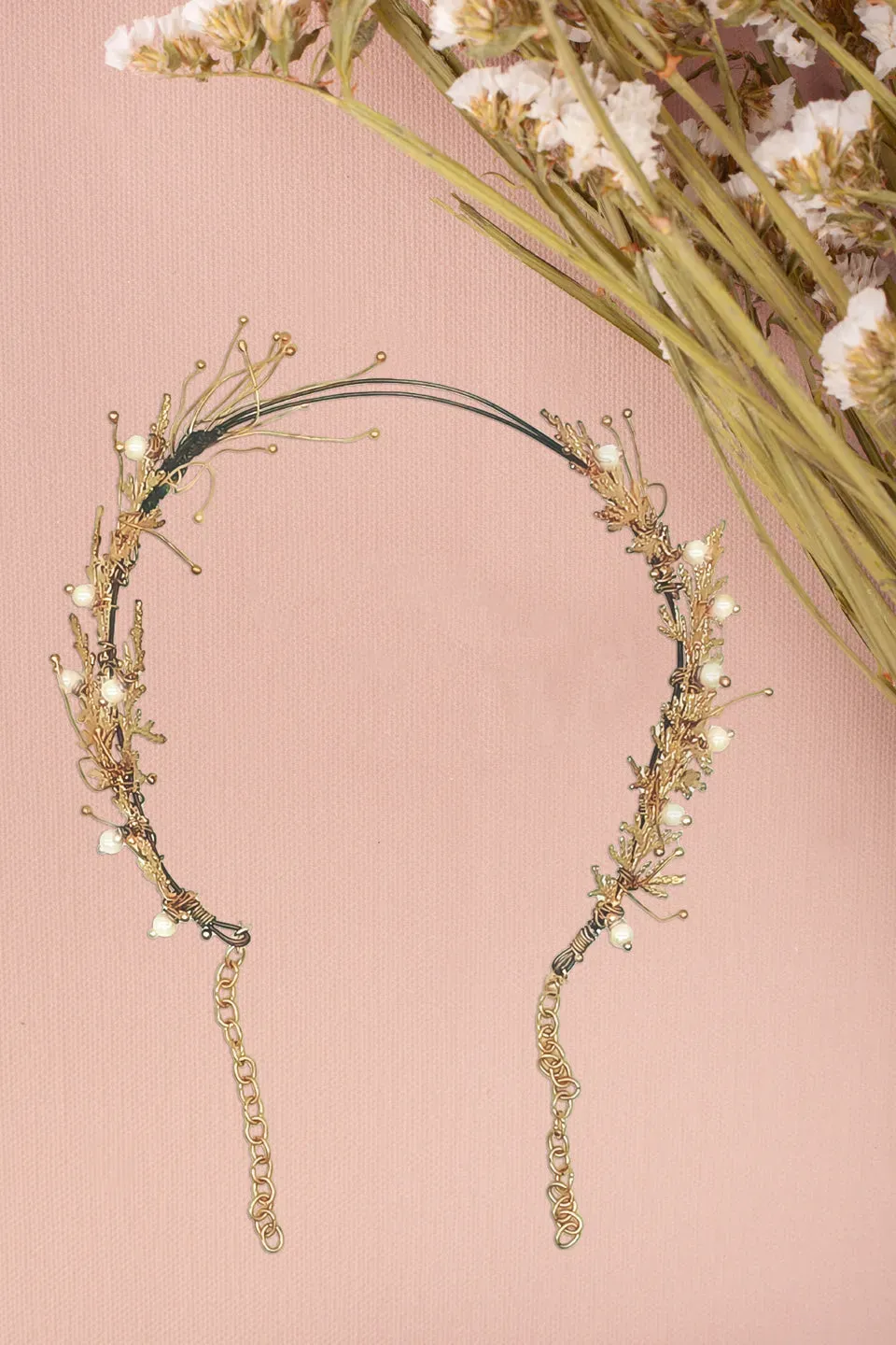 House of Tuhina Jigyasa Crown fermaglio capelli perla oro