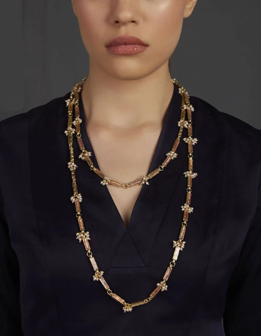 House of Tuhina Enamel Pearl collana lunga smalto