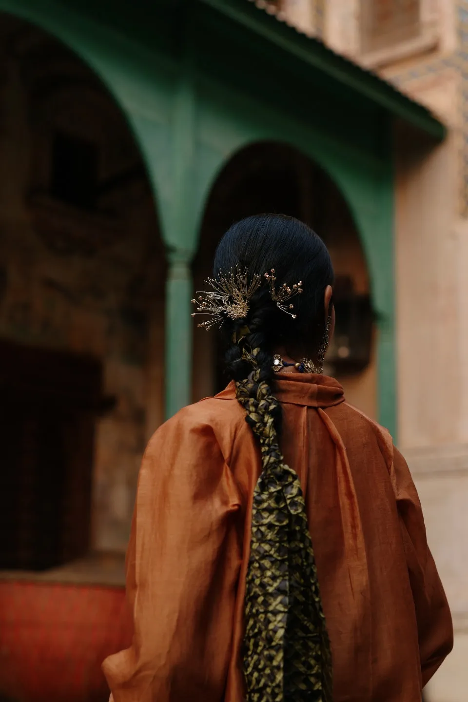 House of Tuhina Drzya fermaglio capelli oro