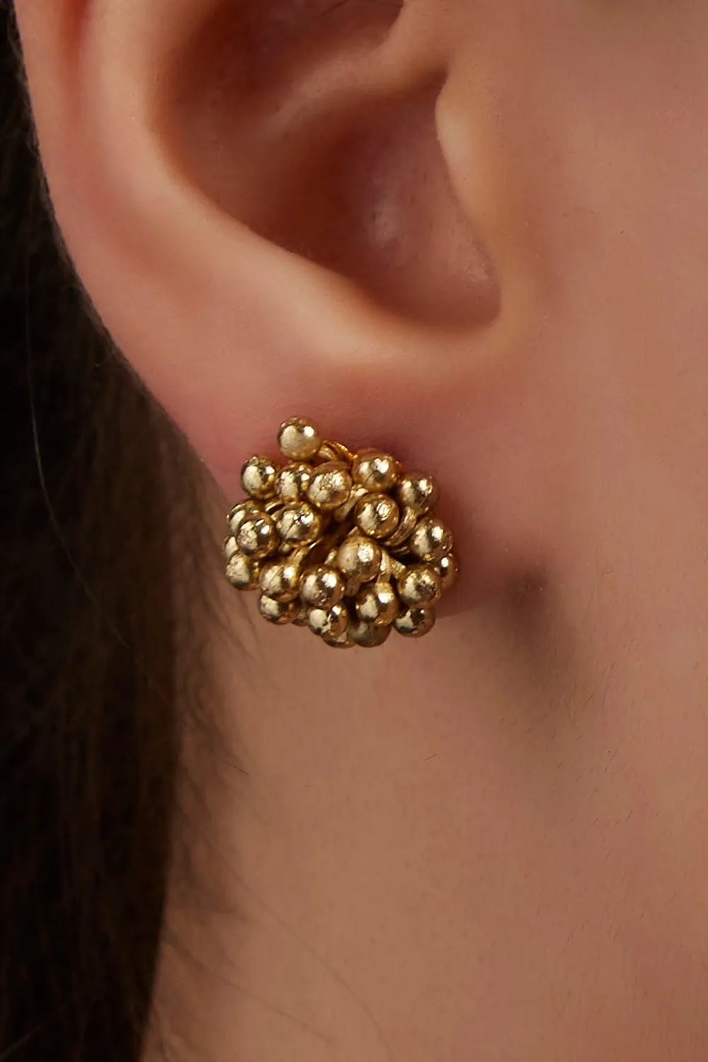 House of Tuhina Gold Beaded orecchini a lobo oro Jaipur