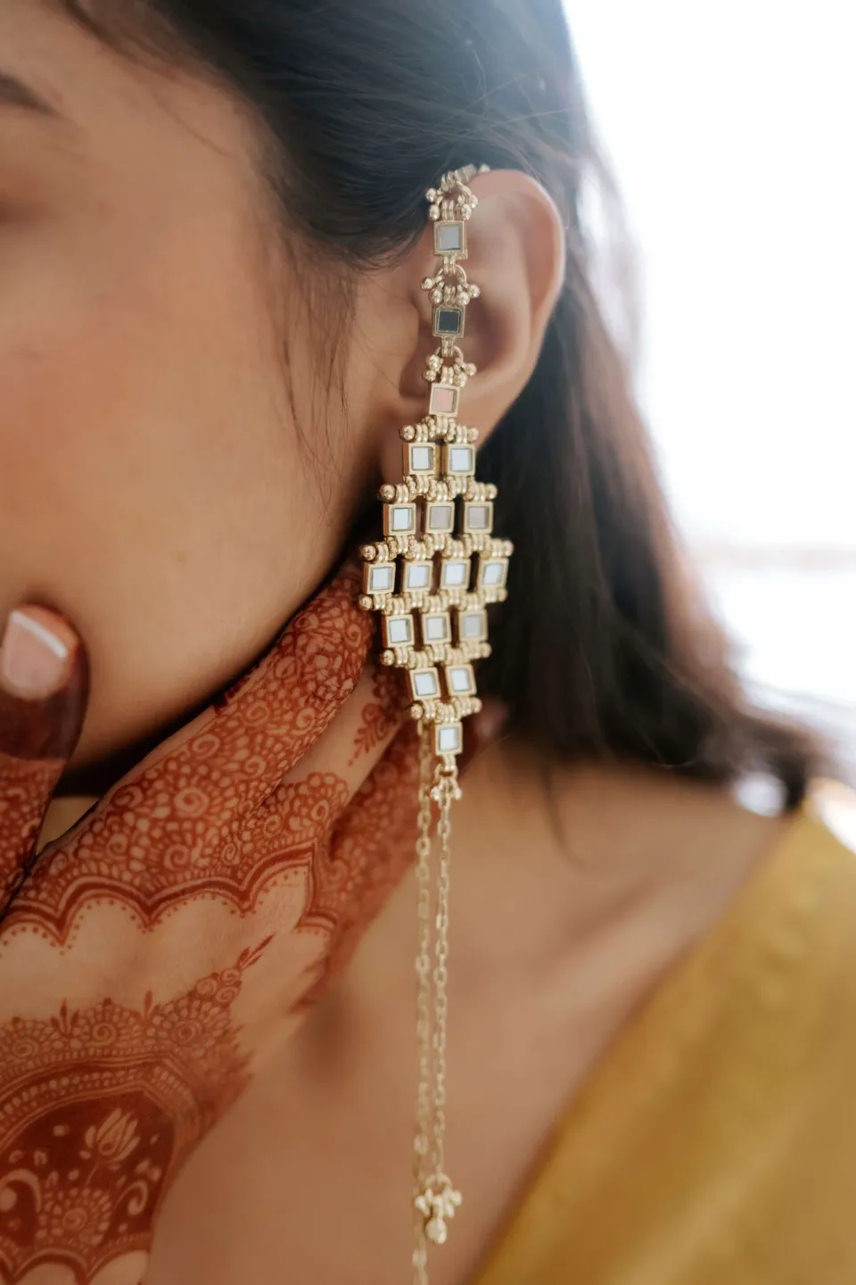 House of Tuhina Falak orecchini lunghi oro specchio