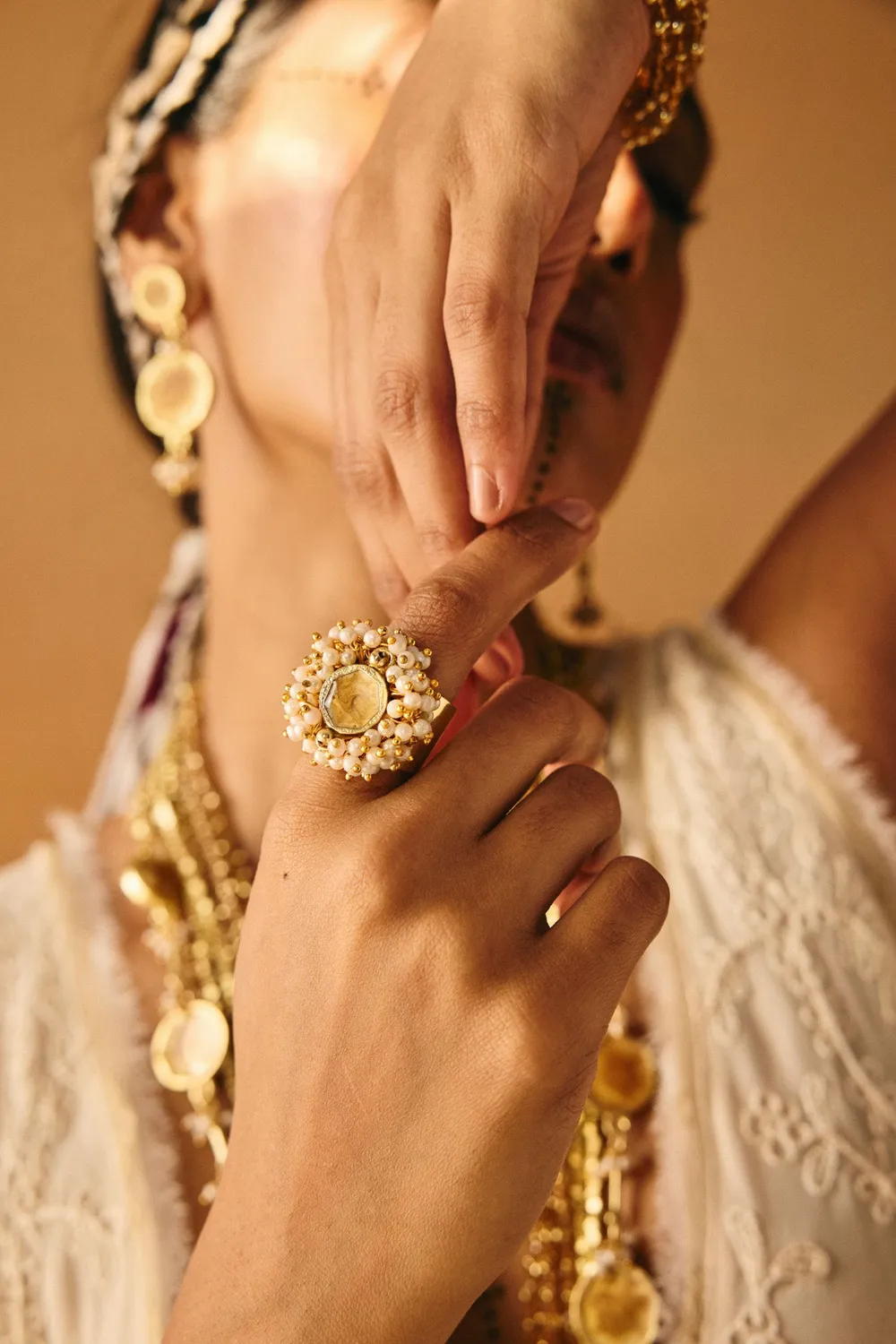 House of Tuhina Circle Epoxy Pearl anello perla resina
