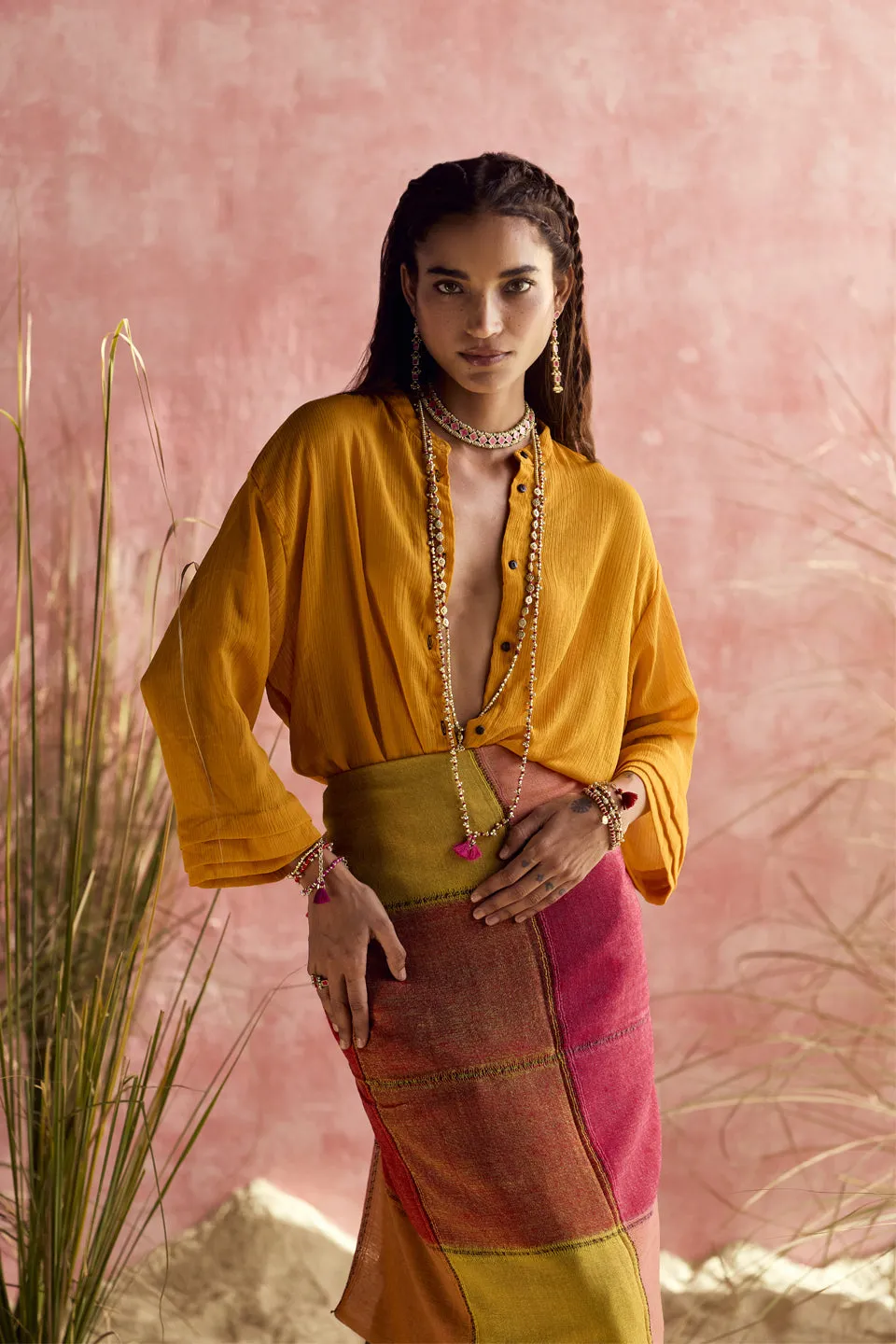 House of Tuhina Navz collana dorata sole fatta a mano