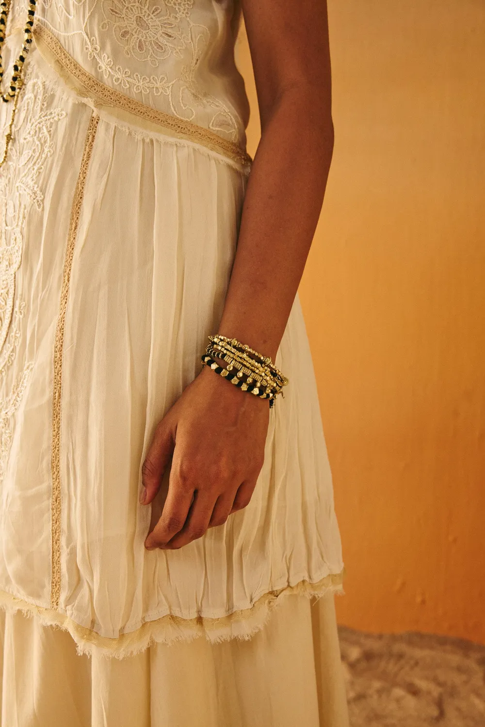 House of Tuhina Kankari Bracciale Oro Sole Fatto a Mano