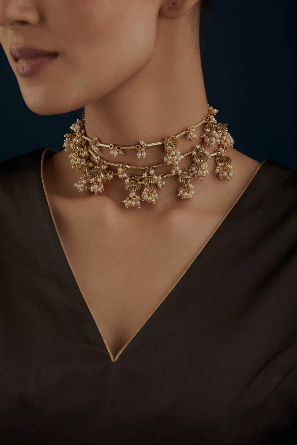 House of Tuhina Umbrella Multistrato collana perle oro