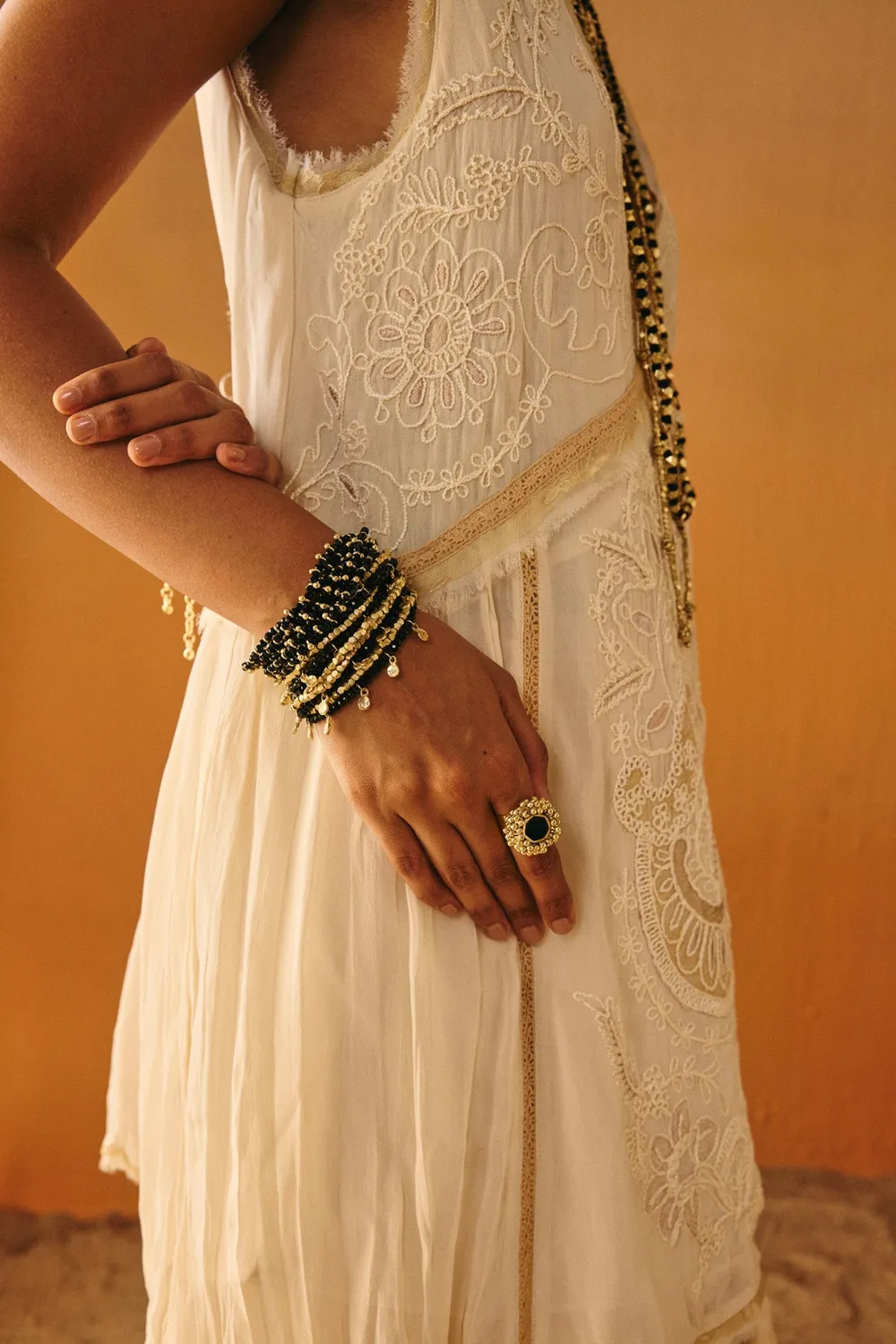 House of Tuhina Vilasini bracciale Trajva nero oro misura unica